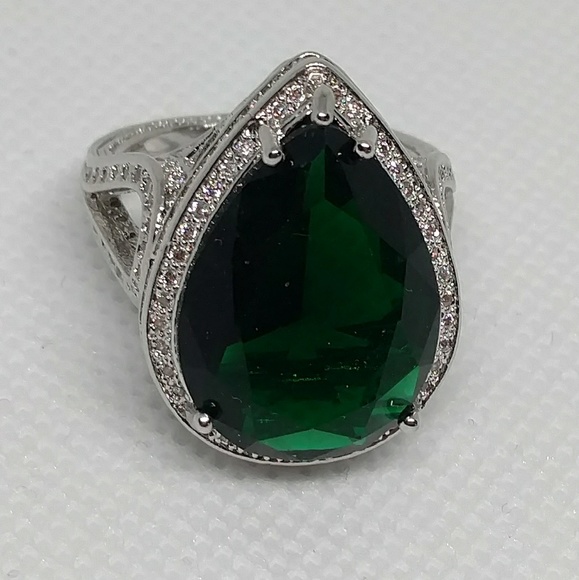 Jewelry - Emerald Green Teardrop Rhinestone Ring Size 7